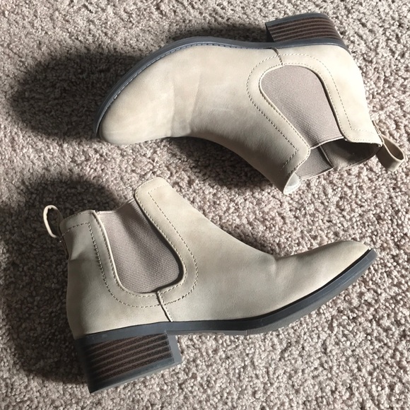 Shoes - Womens boots/booties